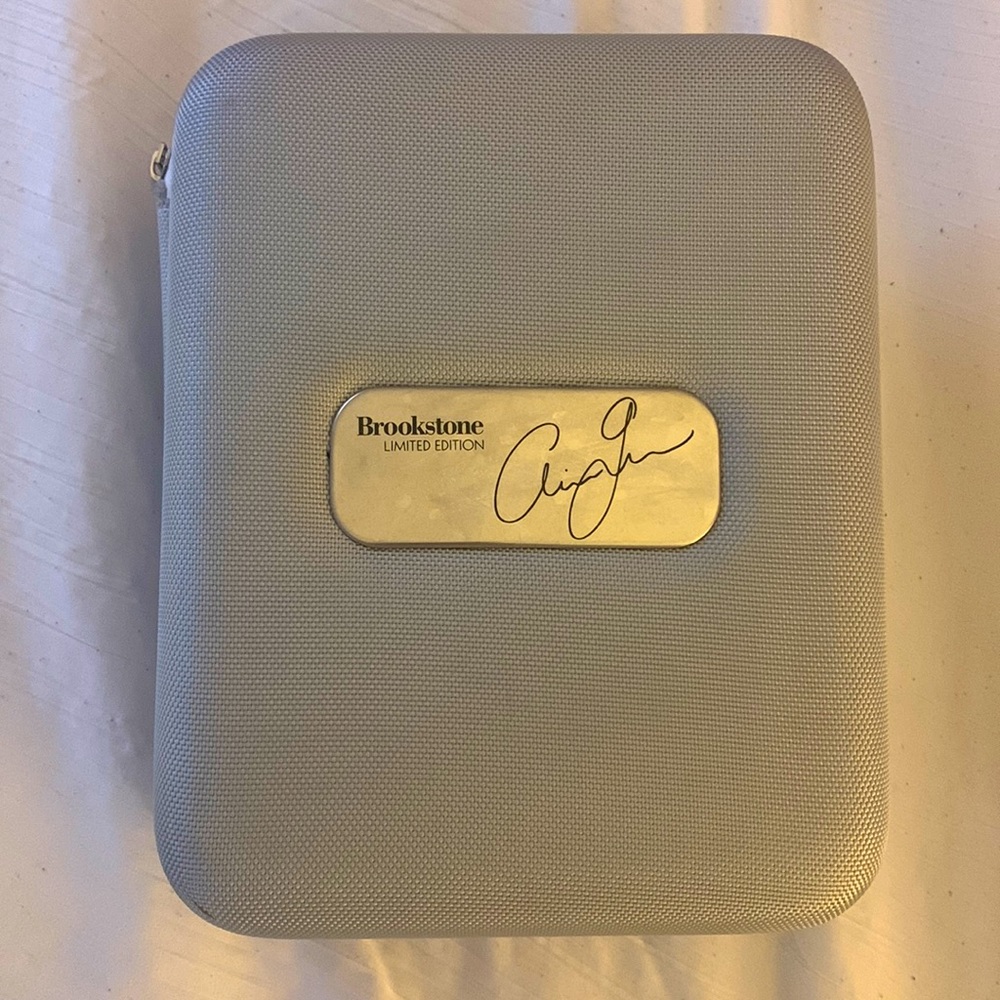 extremely rare Ariana grade *limited edition* headphone case with charger